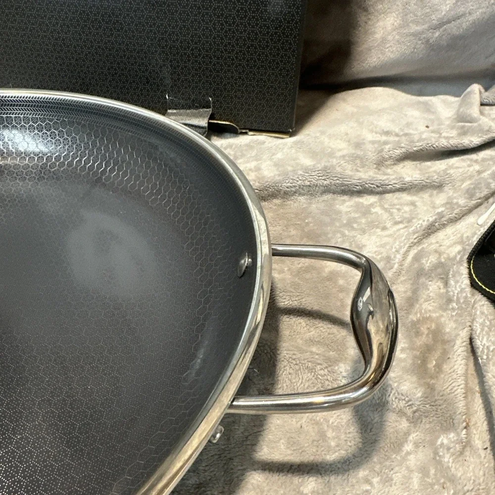 HexClad Hybrid Nonstick 14-Inch Frying Pan with Stainless Steel Lid, Stay-Cool H